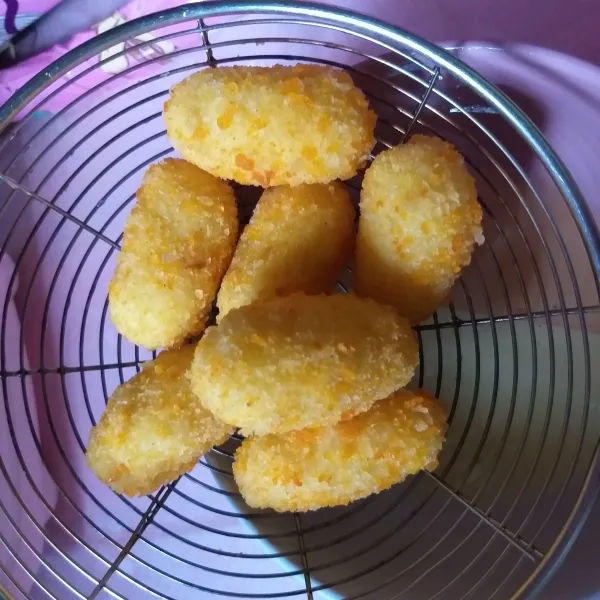 panaskan minyak, dan goreng kentang hingga berwarna kuning keemasan.