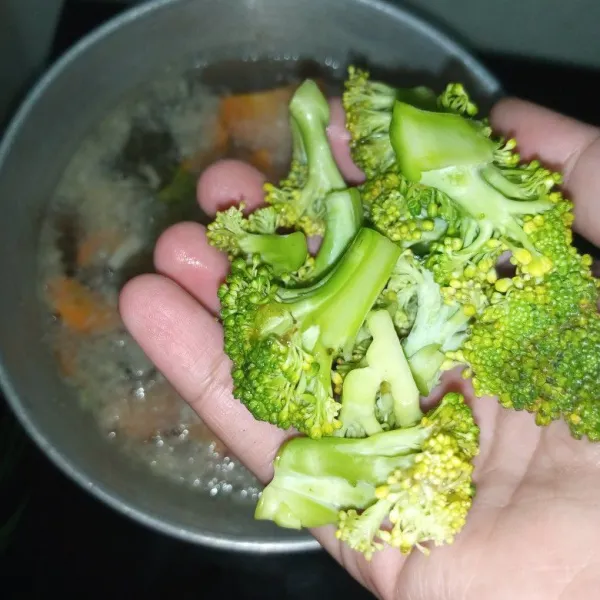 Masukkan brokoli dan buncis biarkan 2 menit.