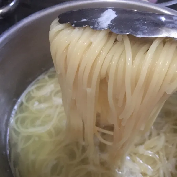 Masak spaghetti hingga al dente atau sesuai selera kematangan.