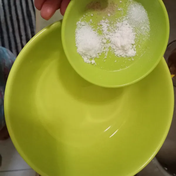 Campurkan air dengan  garam, lada, ketumbar, penyedap dan bawang putih bubuk