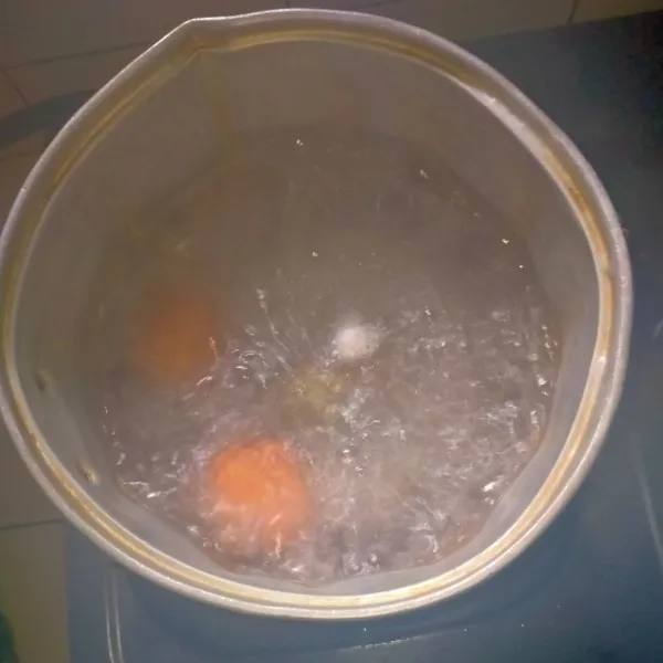 Siapkan semua bahan yang di perlukan. Rebus telur hingga matang dan rebus sebentar tauge.