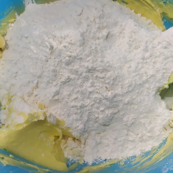 Masukan tepung terigu, susu bubuk dan maizena, aduk menggunakan spatula