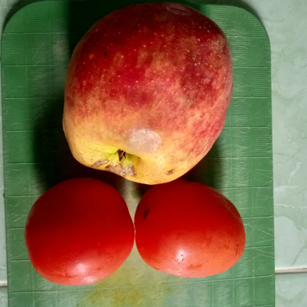 Siapkan apel dan tomat yang sudah dicuci bersih.