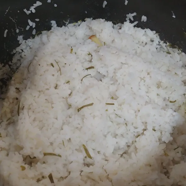 Setelah matang, buka rice cooker. Lalu aduk sampai merata, siap disajikan.