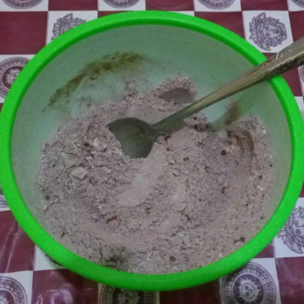 Campur bahan kering : terigu, maizena, coklat bubuk, dan baking powder, aduk rata lalu sisihkan dahulu.