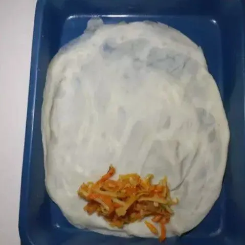 Beri isian diatasnya lalu gulung.