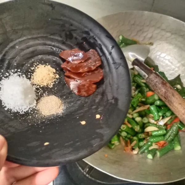 Kemudian masukan garam, gula, saus tiram, lada dan penyedap. Tumis sampai kacang hampir matang.