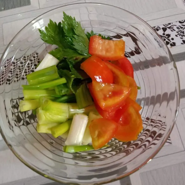 Potong tomat, seledri dan daun bawang.