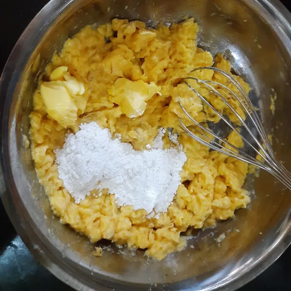 Masukkan margarin,baking powder,gula halus lalu aduk hingga merata