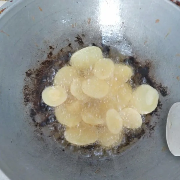 Goreng kentang hingga kuning dan matang