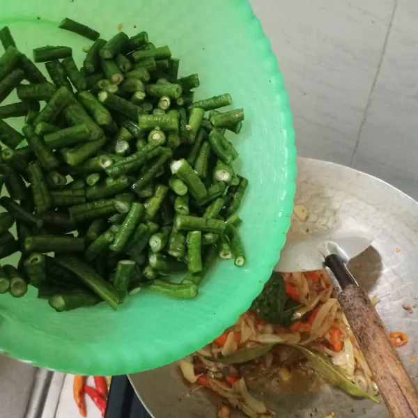 Setelah bumbu kecoklatan, masukan potongan kacang panjang. Tambahkan sedikit air jika perlu untuk mematangkan kacangnya.