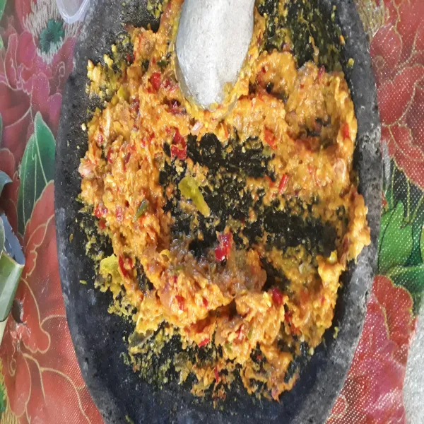 Uleg bumbu seperti : bawang merah, bawang putih, kunyit, jahe, kemiri, cabe rawit dan cabe keriting.
