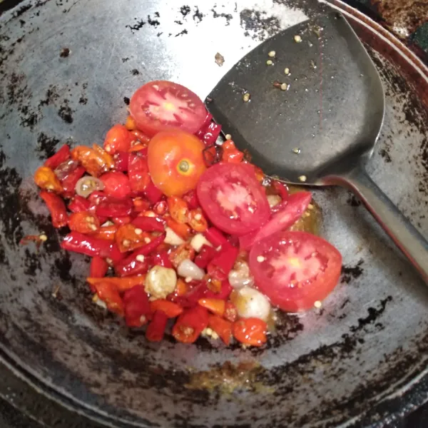 Terakhir masukkan potongan tomat. Masak semua hingga matang.