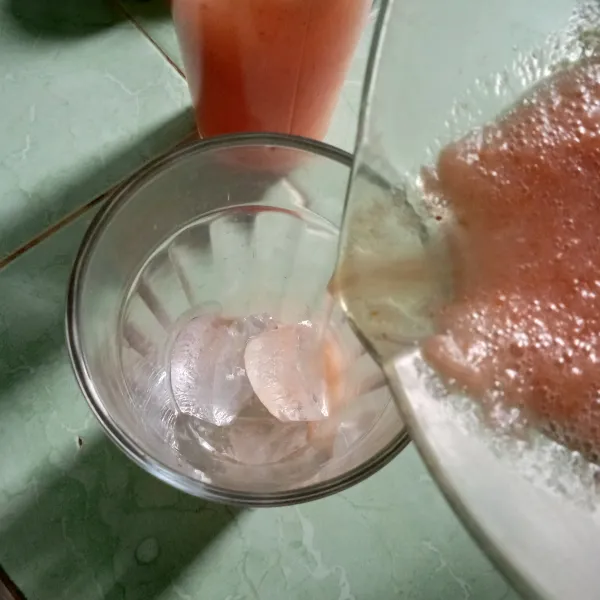 Tuang dalam gelas yang sudah diisi es batu dan sajikan.