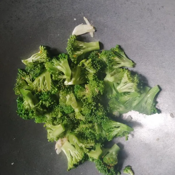 Masukkan brokoli, masak sebentar.