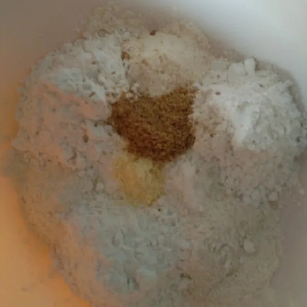 Dalam wadah campur tepung terigu, tepung serba guna, tepung beras, garam, bawang putih bubuk dan ketumbar bubuk, aduk rata