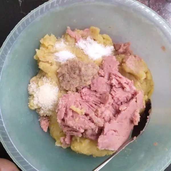 Campur kentang halus, kornet, bumbu halus, gula, dan garam aduk hingga rata