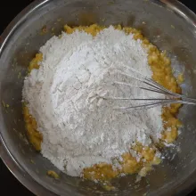 Masukkan tepung terigu lalu aduk hingga rata