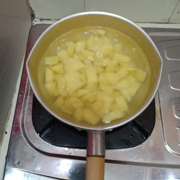 Didihkan air lalu rebus kentang hingga empuk lalu tiriskan airnya.