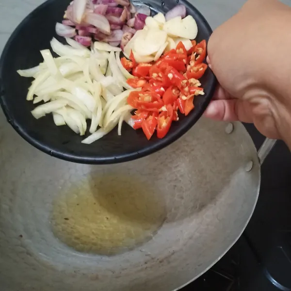Tumis bawang merah, bawang putih, bawang bombai dan cabe yang sudah diiris-iris.