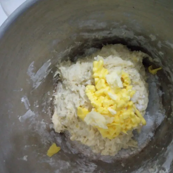 Setelah itu, masukkan butter dan garam, uleni hingga kalis.