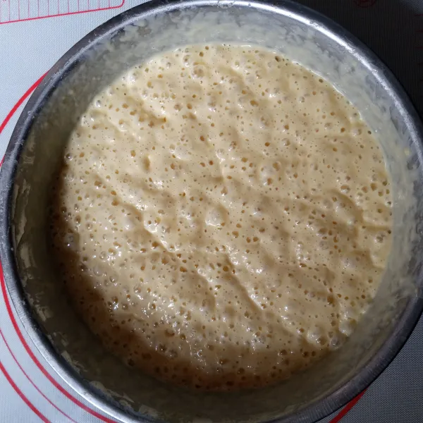 Tutup adonan menggunakan plastik wrap. Diamkan minimal 1 jam atau sampai mengembang. Masukkan baking powder, aduk rata.