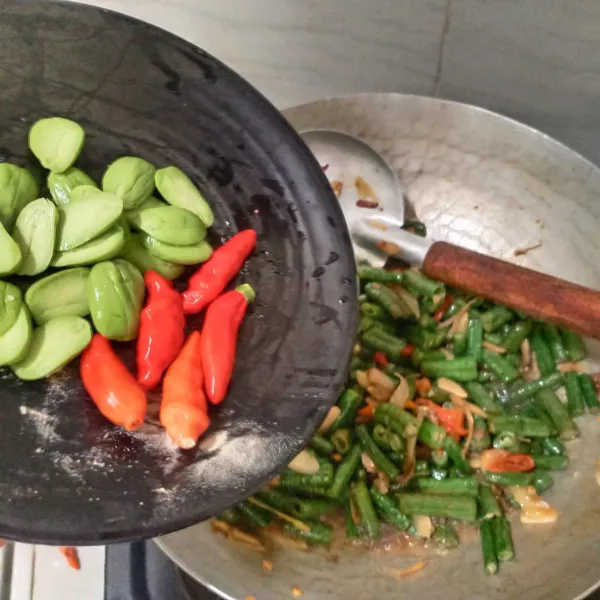 Setelah itu, baru masukan cabe rawit utuh dan petenya. Tumis hingga cabe dan pete layu.