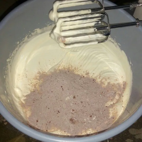 Masukkan campuran tepung secara bertahap dan mixer dengan kecepatan rendah.