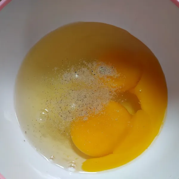 Campur telur, garam dan lada bubuk lalu kocok lepas.