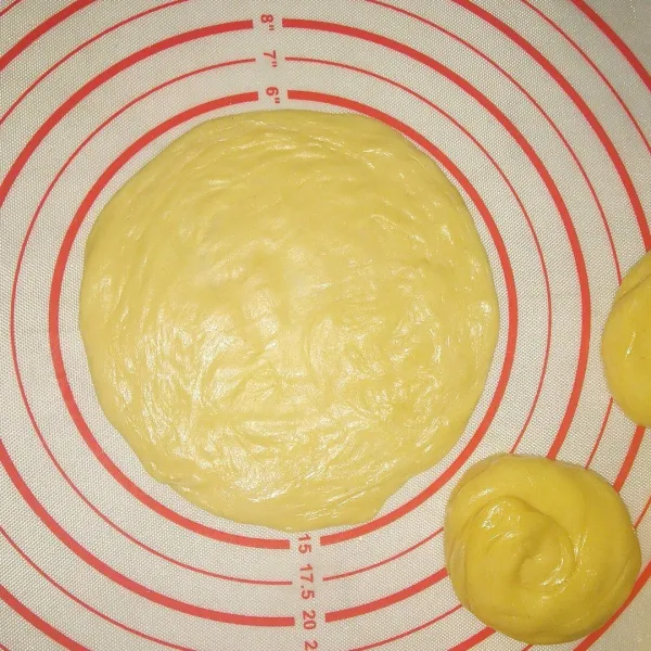 Pipihkan adonan. Panaskan teflon, beri sedikit margarin, panggang kedua sisi hingga kecoklatan.