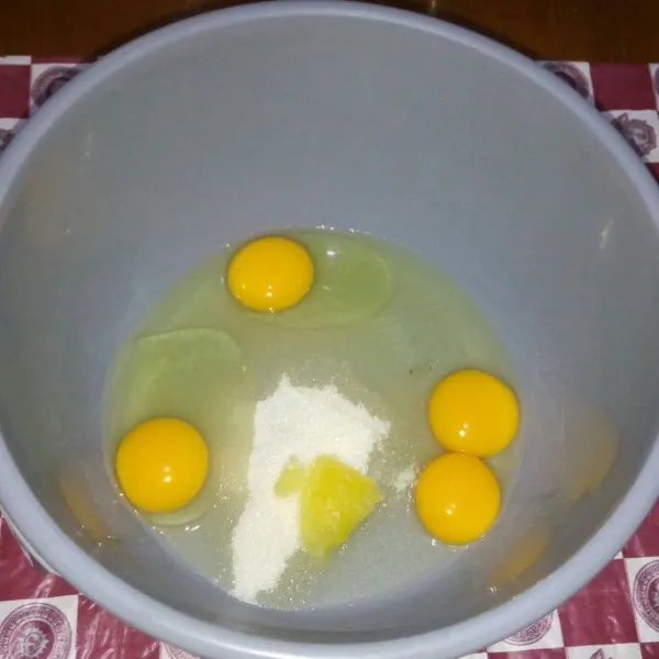 Di wadah campur telur, gula pasir, sp dan vanili bubuk.