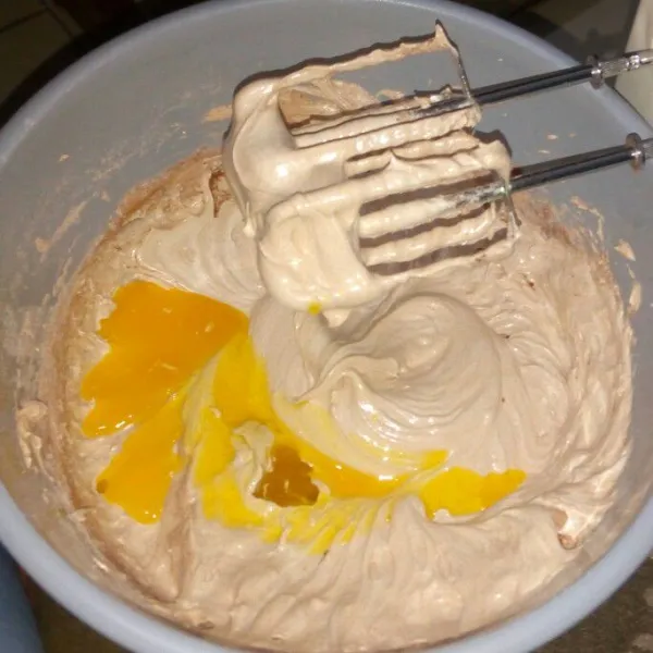 Masukkan bergantian dengan margarin leleh, mixer dengan kecepatan rendah sebentar saja.