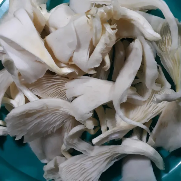 Cuci jamur tiram lalu disuwir kasar.
