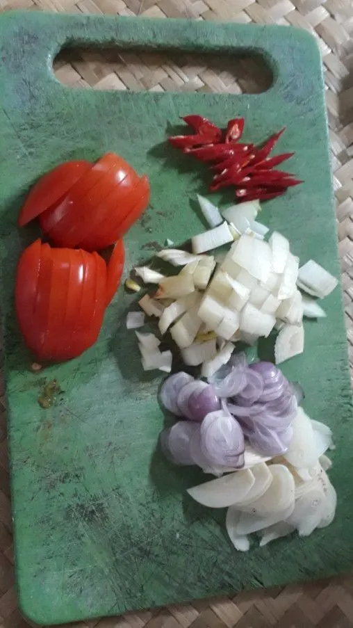 Potong-potong bawang merah, bawang putih, bawang bombai, cabe, dan tomat.