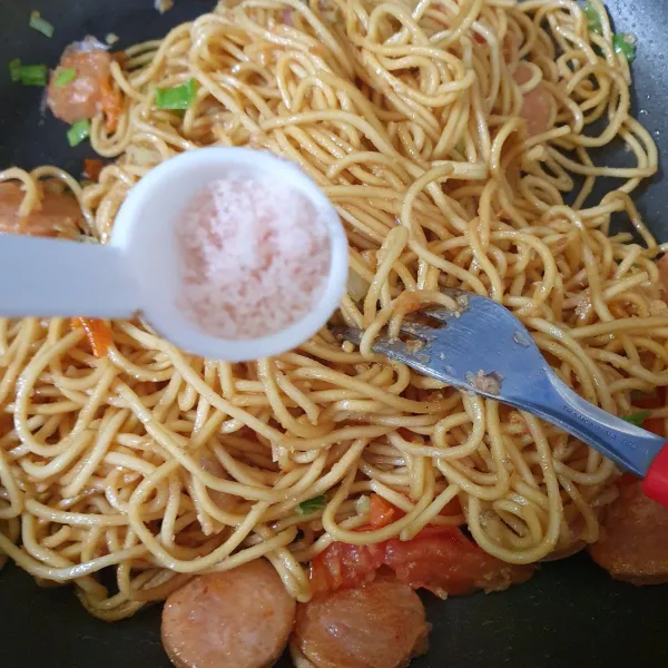 Koreksi rasa. Tambahkan garam, kaldu bubuk. Kecap boleh ditambah bila suka.