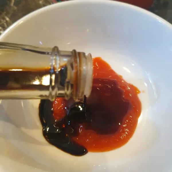 Siapkan bumbu perendam : campur saus tiram dan saus tomat, beri sedikit garam.