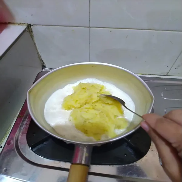 Masukkan kentang yang sudah dihaluskan lalu aduk rata. Jika kurang creamy tambahkan kembali susunya.