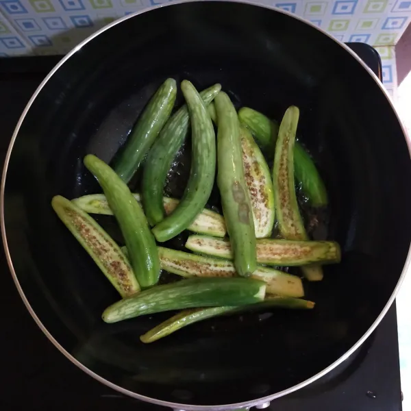 Goreng sebentar terong telunjuk, lalu sisihkan.