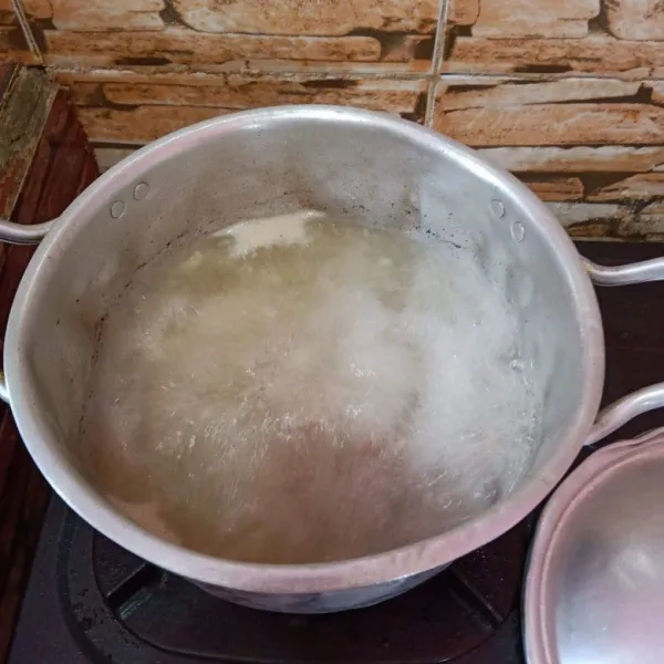 Setelah daging matang, buang 1/2 airnya. Isi lagi dengan air yang baru lalu masukan tumisan bawang.