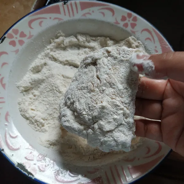 Kemudian gulingkan telur ke dalam tepung kering sambil sedikit ditekan supaya dapat menempel dan hasilnya keriting.