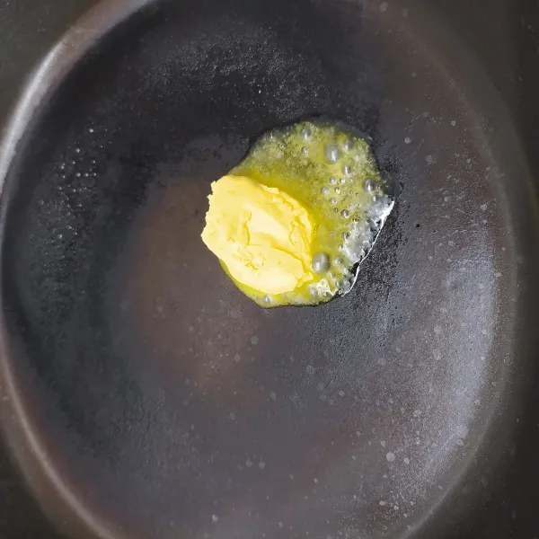 Panaskan margarin sampai meleleh.