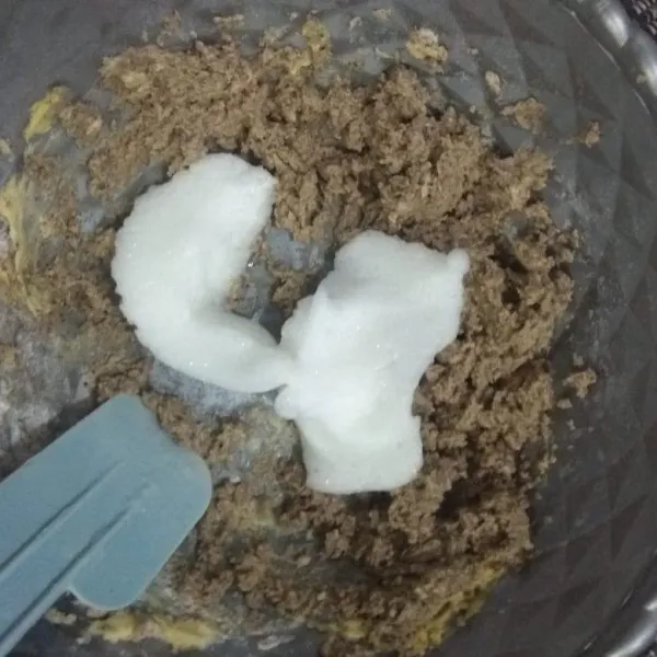 Masukkan putih telur ke dalamnya secara bertahap dan aduk hingga rata setelah itu siap digunakan.