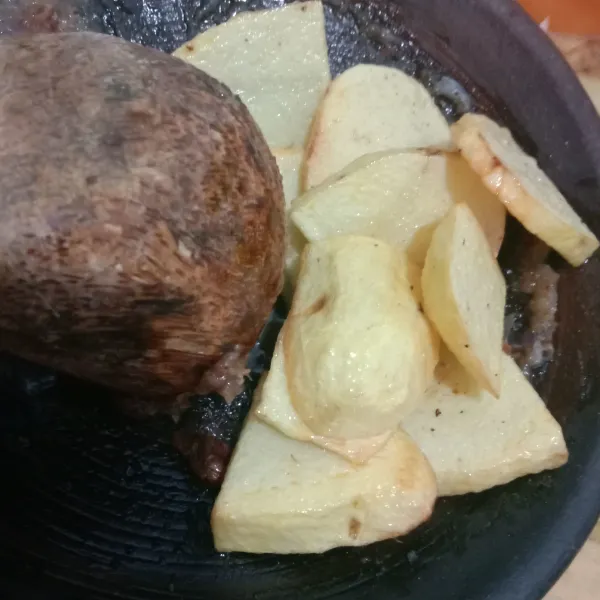 Potong kentang sesuai selera dan goreng hingga matang, kemudian haluskan.