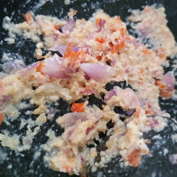 Haluskan bumbu : bawang putih, bawang merah, merica, dan kemiri sangrai.