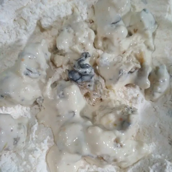 Gulingkan di adonan tepung sambil di cubit-cubit ringan, tiriskan tepung yang menempel