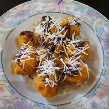 setelah matang sajikan di piring saji lalu beri topping sesuai selera ( keju,susu kental manis,coklat cair,atau meses )