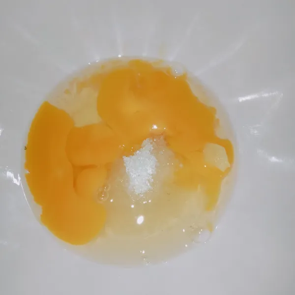 Masukkan dalam satu wadah yaitu telur, gula pasir, tbm, dan vanila cair.