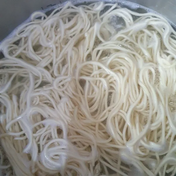 Rebus mie telur, lalu tiriskan.