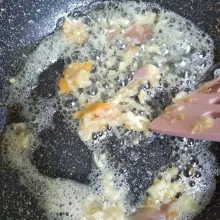 Tumis bumbu halus hingga matang.