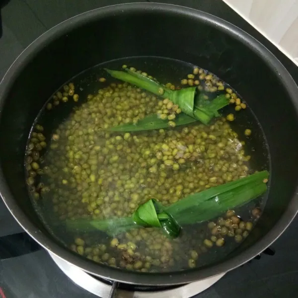 Rebus air dalam panci hingga mendidih, lalu masukan kacang hijau dan daun pandan.